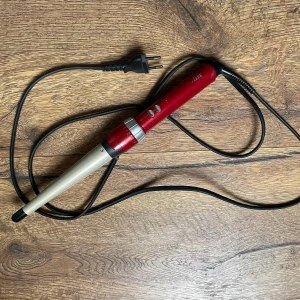 Babyliss locktång - En locktång från babyliss säljes. Använd sporadiskt och fungerar klockrent🙂 lite nött i texten på locktången (se bild). Om ni undrar något är det bara skriva!