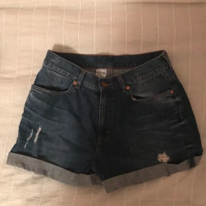 Set med tre olika plagg  - Set med tre olika plagg; jeansshorts från Monki, kjol från Åhléns och kofta från Primark. Shortsen är i storlek small, kjolen är i storlek 34 och koftan är i storlek 38. 200 kronor för allt. 