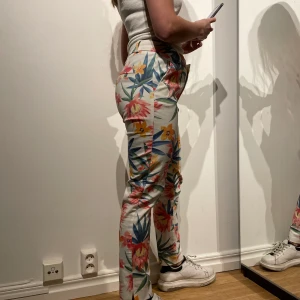 Kostymbyxa - Säljer dessa supersnygga kostymbrallor från Stradivarius. Perfekta till sommaren. Passar storlek 34-38 ungefär beroende på hur man vill att de ska sitta.  (Kompis på bild har vanligtvis strl 34/xs🤎)