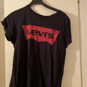 Levis t shirt  - En snygg t shirt som jag aldrig fått användning för, så i nyskick. Nypris 249kr