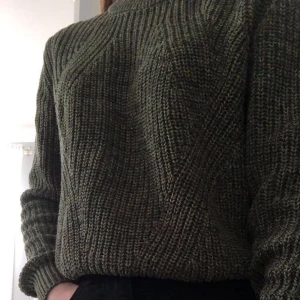 Mörkgrön stickad tröja - Tänkte att det var dags för att sälja min super mysiga mörkgröna tröja då den inte kommer till användning längre, köpt från H&M (Nypris 199) Hör av dig vid intresse!🤍