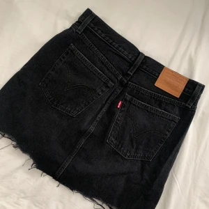 Levi’s kjol  - Svart Levi’s kjol i storlek 26, aldrig använd 