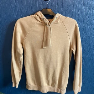 Hoodie  - Hoddie från Gina. Väldigt mjuk och skön. Aldrig använt den. Köpt för ungefär 300kr och säljer den för 120kr, jag bjuder på frakten!
