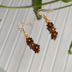egentillverkade örhängen  - Söta egentillverkade örhängen. Bruna Blommor 🌺   Säljer för 35 + 12kr i frakt!                                       Vid köp av 2 örhängen eller fler är frakten gratis 💕 Kika gärna in mina andra annonser! 