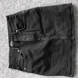 Zara jeans kjol stolek M - Säljer för den är för liten för mig, ganska kort i modellen 