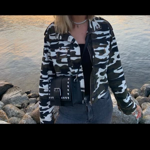 Kamoflauge jacka  - Så snygg jacka köpt på topshop för ungefär 2 år sedan! Den är knappt använd och i topp skick!💕