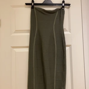 Klänning - Grön bandageklänning från boohoo. Storlek 34/36. Pris 60kr. Kund står för frakt!