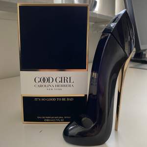 Säljer denna nyinköpta Carolina Herrera parfymen i doften ”Good girl” i 80 ml eftersom jag inte kände att den passade mig. Nypris på denna ligger på 935 kronor för 50 ml. Parfymen är äkta och enbart provad en gång. Köpt på parfym.se och kvitto finns☺️