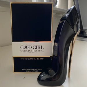Carolina Herrera parfym - Säljer denna nyinköpta Carolina Herrera parfymen i doften ”Good girl” i 80 ml eftersom jag inte kände att den passade mig. Nypris på denna ligger på 935 kronor för 50 ml. Parfymen är äkta och enbart provad en gång. Köpt på parfym.se och kvitto finns☺️