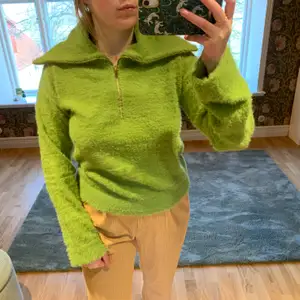 Skön stickad/luden, grön tröja från NA-KD. Aldrig använd så den är i nyskick. Är i en härlig, vårlig grön färg. Lagom tjock så passar bra nu till våren! Dragkedjan gör så att man kan styla på massa olika sätt, såsom jag har på bilden är bara ett förslag! :) 