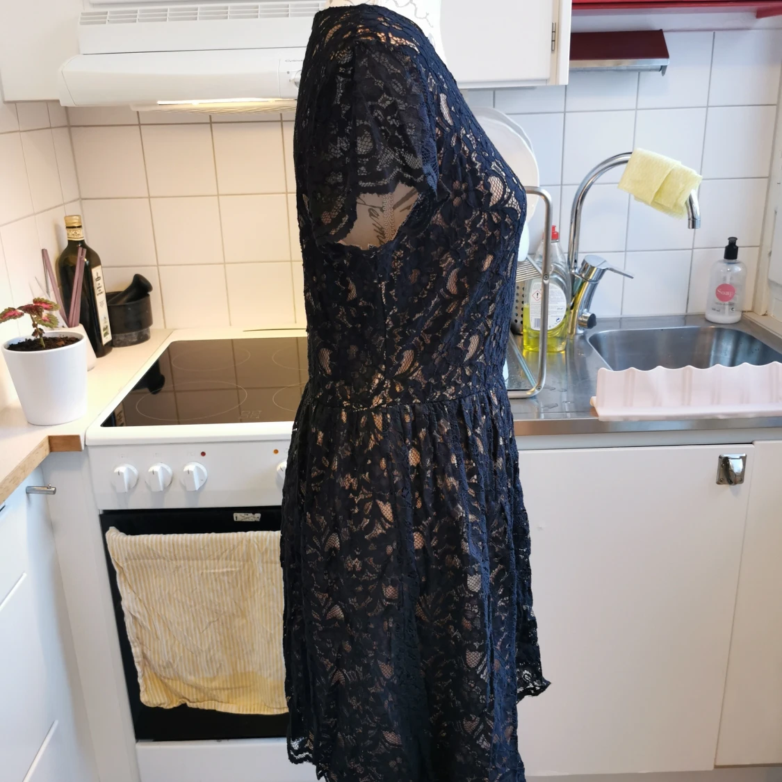 Söt klänning i svart spets och peach från La Redoute i storlek 38  - 90