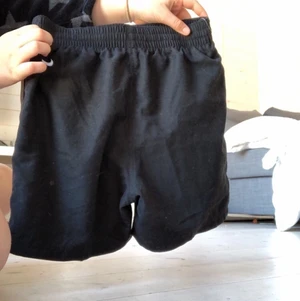 Nike shorts - Används inte, tvättas innan postningen, kan byta men då måste du betala frakten. Jag betalar inte frakten. Priset kan förhandlas vid affär inom 12 timmar