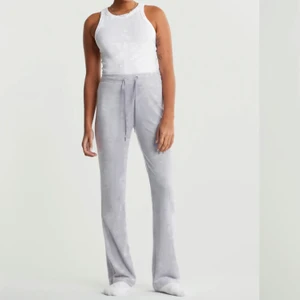 Ljusgråa Bootcut Sammet sweatpants, cecilia velour trousers - Säljer mina knappt använda Cecilia velour trousers ifrån gina i storlek xs. Färgen finns ej kvar på hemsidan men de är ljusgrå(sista bilden är på dem men färgen är lite missvisande, de är lite ljusare irl)💗 de är utsvängda och i som sagt, väldigt bra skick😊 