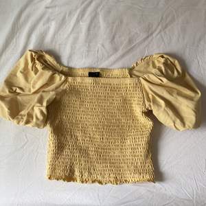 Jag säljer en gul tröja från ginatricot då jag aldrig använder den! Har använt den max 3 gånger. Storleken är som small och medium. Budgivningen startar vid 70 och köp direkt för 110kr💗