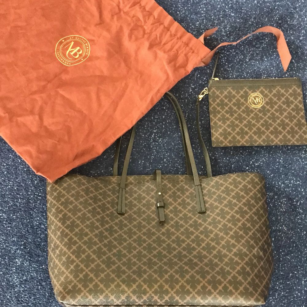 Säljer nu min väska från By Malene Birger. Jag säljer den eftersom den inte kommer till andvändning. Den är köpt för 1799 danska kroner och jag säljer den för 1300kr. Köparen står för frakt! Kan även mötas upp i Malmö. Den är andvänd ett par fåtal gånger i noggrant skick. Vid flera frågor/ bilder kontakta gärna. . Väskor.