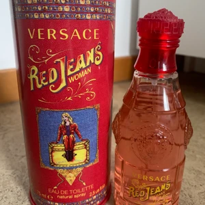 Versace parfym - Jag säljer denna helt oanvända parfym från versace då jag har en exakt likadan💕 75 ml