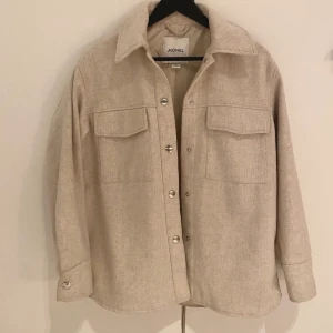 Kappa - Säljer min fina beiga kappa ifrån monki då jag knappt använt den för har liknande💕