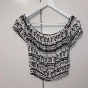 OFF-SHOULDER TOPP - Off shoulder topp från HM’s kollektion tillsammans med coachella. Toppen är använd några gånger men i bra skick! PRIS: 30kr (+säljaren står för frakt)