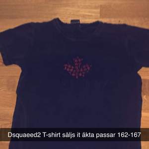 Dsquared2 tshirt säljs den är inte äkta men bra kopia passar 165-168 inget fel med den 
