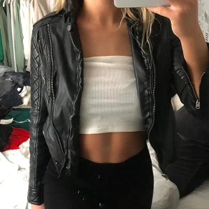 Hollister skinnjacka S - Skinnjacka från hollister i bra skick, frakt ingår ej