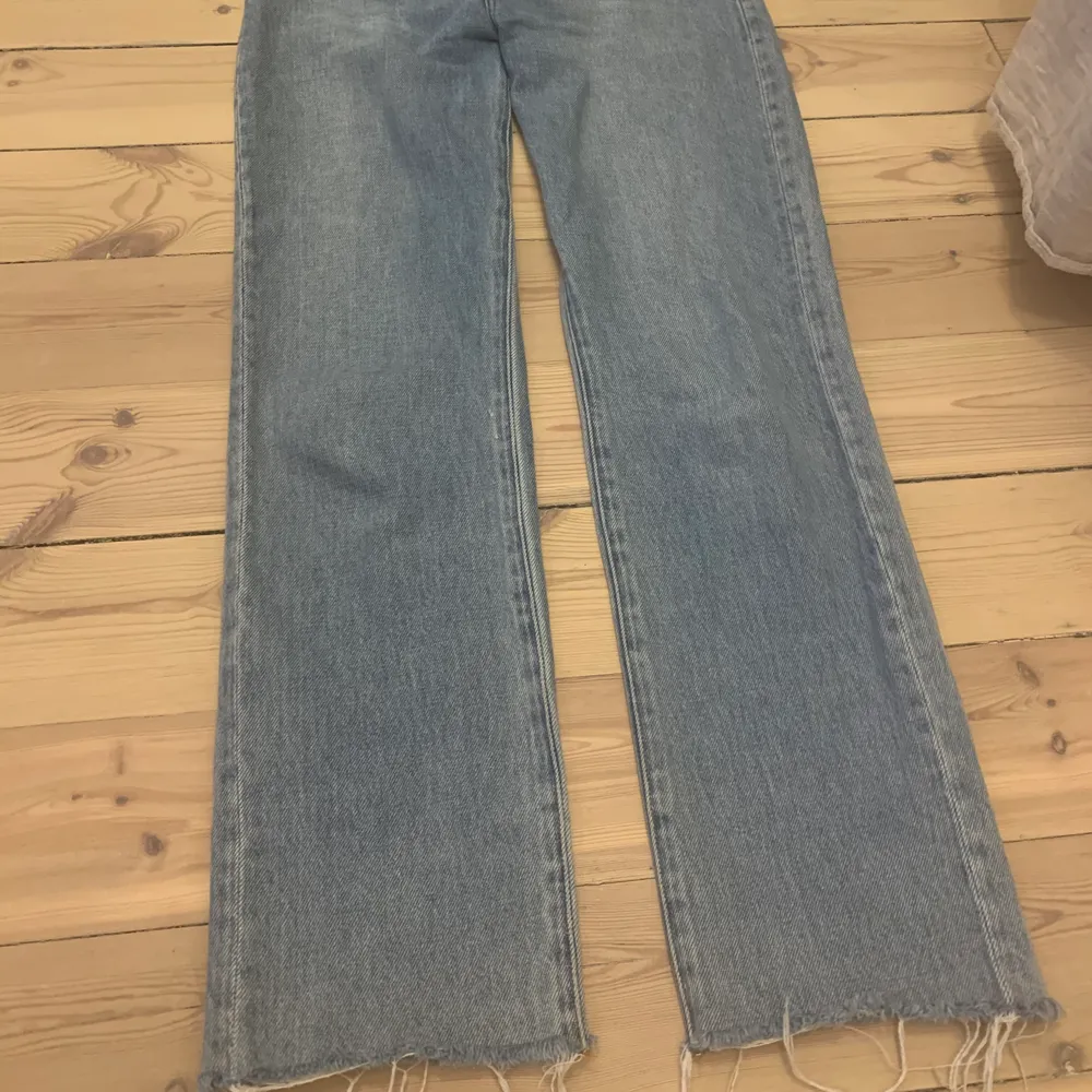 Straightleg jeans från Otter stories(hög midja), knappt andvända och har tyvär blivit förstora för mig😞. Dom är i storlek 27(rätt strechiga) går precis ner till skorna på mig som är 167💕 säljer diräckt, frakt ingår i priset. Jeans & Byxor.