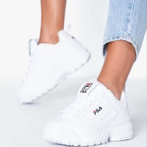 Fila skor strl 39 (EUR) - Begagnade fila skor strl 39 (EUR). Begagnat skick, då färgen är något  skavd i höjd med vristen på insidan, som ni ser på bild tre. Nypris 1199 men säljer för 600. Bara att höra av er vid någon fråga eller fler bilder✨