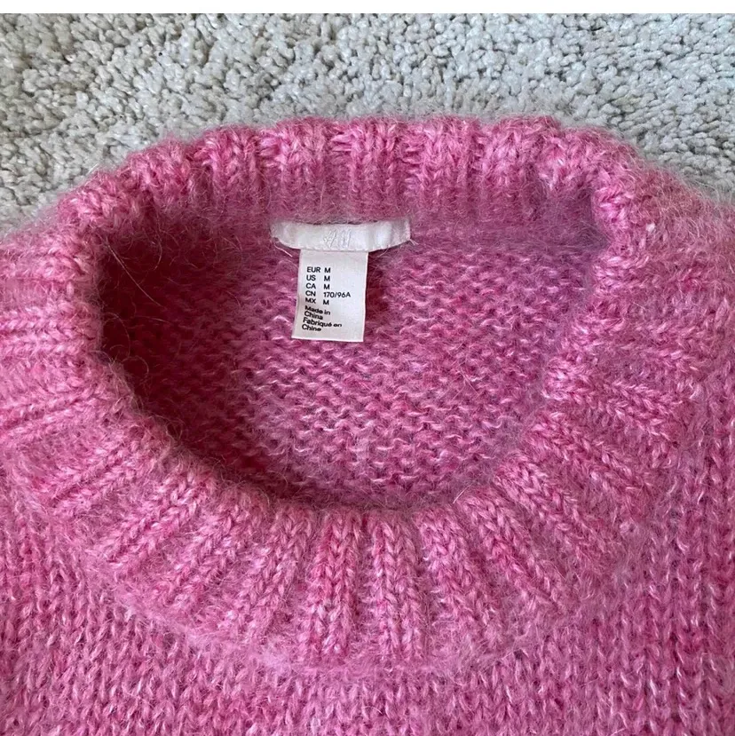Super snygg rosa stickad tröja. Köpt ifrån Hm premium collection för 400kr💗 HÖGSTA BUD LIGGER PÅ 300. Tröjor & Koftor.