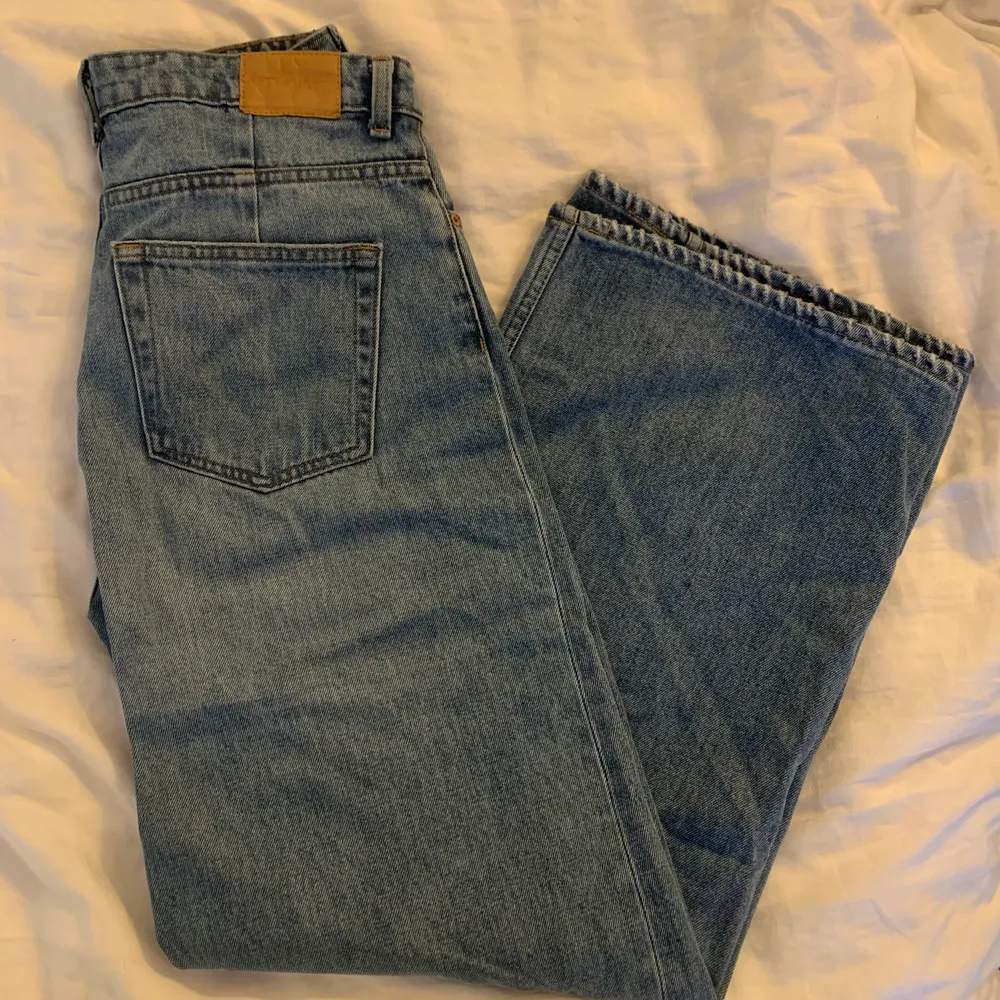 Blå vida jeans från Weekday. Modell ”Ace” i färgen ”San Fran Blue”. Bra skick och tåligt jeansmaterial. Storlek 27 i midja och storlek 30 i längd. Jag är 166cm lång och byxorna slutar vid ankeln på mig.  200kr + frakt. Jeans & Byxor.
