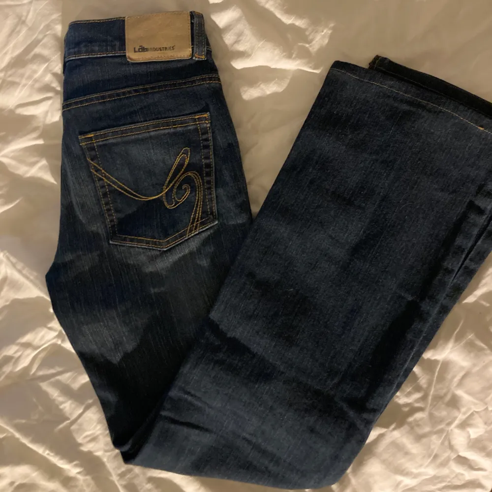 super snygga vintage lågmidjade jeans!💗 passar ej mig därför har jag inga bilder på! innerbenslängden är 68cm💗💗  De är ifrån lab industries. Jeans & Byxor.