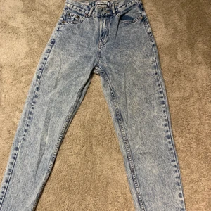 mom jeans från pull&bear - mom jeans från pull&bear storlek 34. passar xs-s