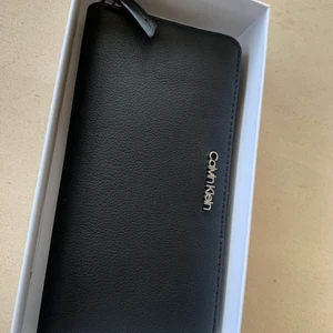 Calvin Klein plånbok  - Helt ny Calvin Klein plånbok. Prislapp kvar med original förpackning. Priset kan diskuteras vid snabb affär. Nypris 700-800kr