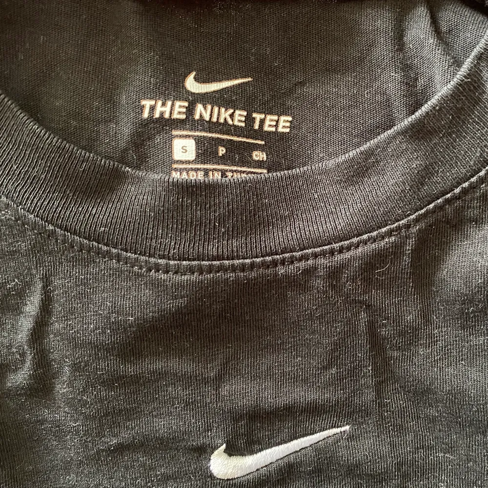 Så fin tröja som jag köpte från Nike i somras. Den är sparsamt använd och i bra skick. Den är S och den sitter bra på mig. . T-shirts.