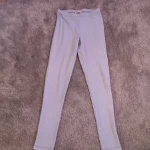 Ljusblå thights  - Ljusblå thights i jeans mönster ifrån cubus. De är i väldigt fint skick, mjuka och stretchiga. Storlek: xs