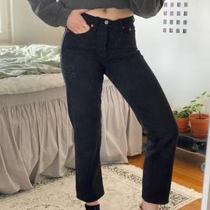 Ett par svarta jeans från levis i modellen wedgie straight. Dom är väldigt mjuka och sköna i materialet. Jag är 168 cm med ganska långa ben och har vanligtvis storlek s !:) 