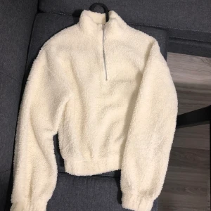 Teddybear tröja - Otroligt mjuk tröja från Gina Tricot, oanvänd. Strl XS, croppad.