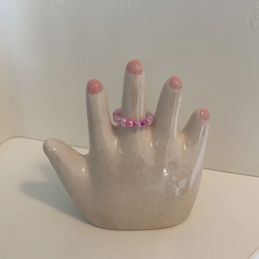 Rosa handgjord ring. Accessoarer.
