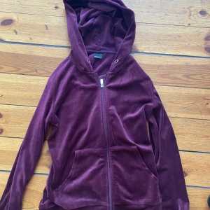 Kofta  - Skönt material fin färg 