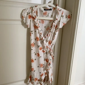 Klänning - Superfin somrig klänning med knyte i midjan