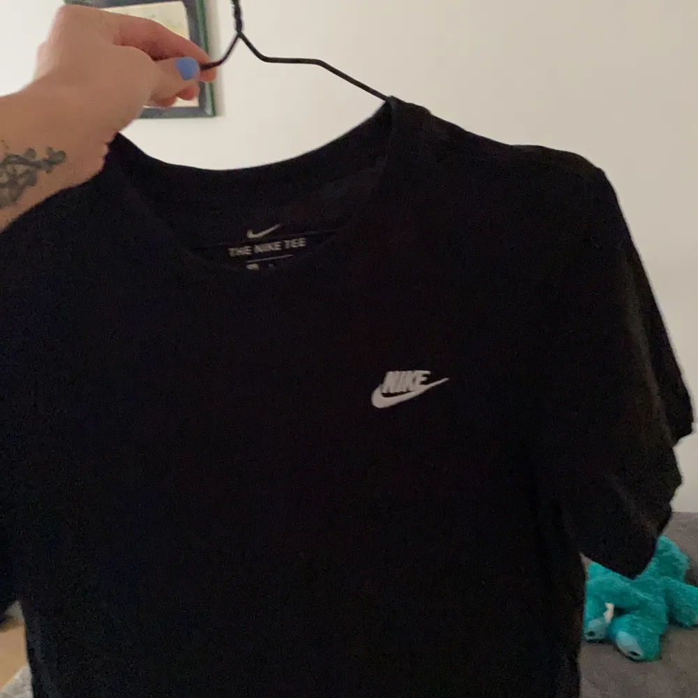 En svart Nike tröja i S . T-shirts.