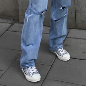 ❌Lånade bilder (alice stenlöf) ❌ Säljer dessa jeansen ifrån boohoo, använda 2 gånger, storlek 40. Skickar flera bilder vid intresse😝 