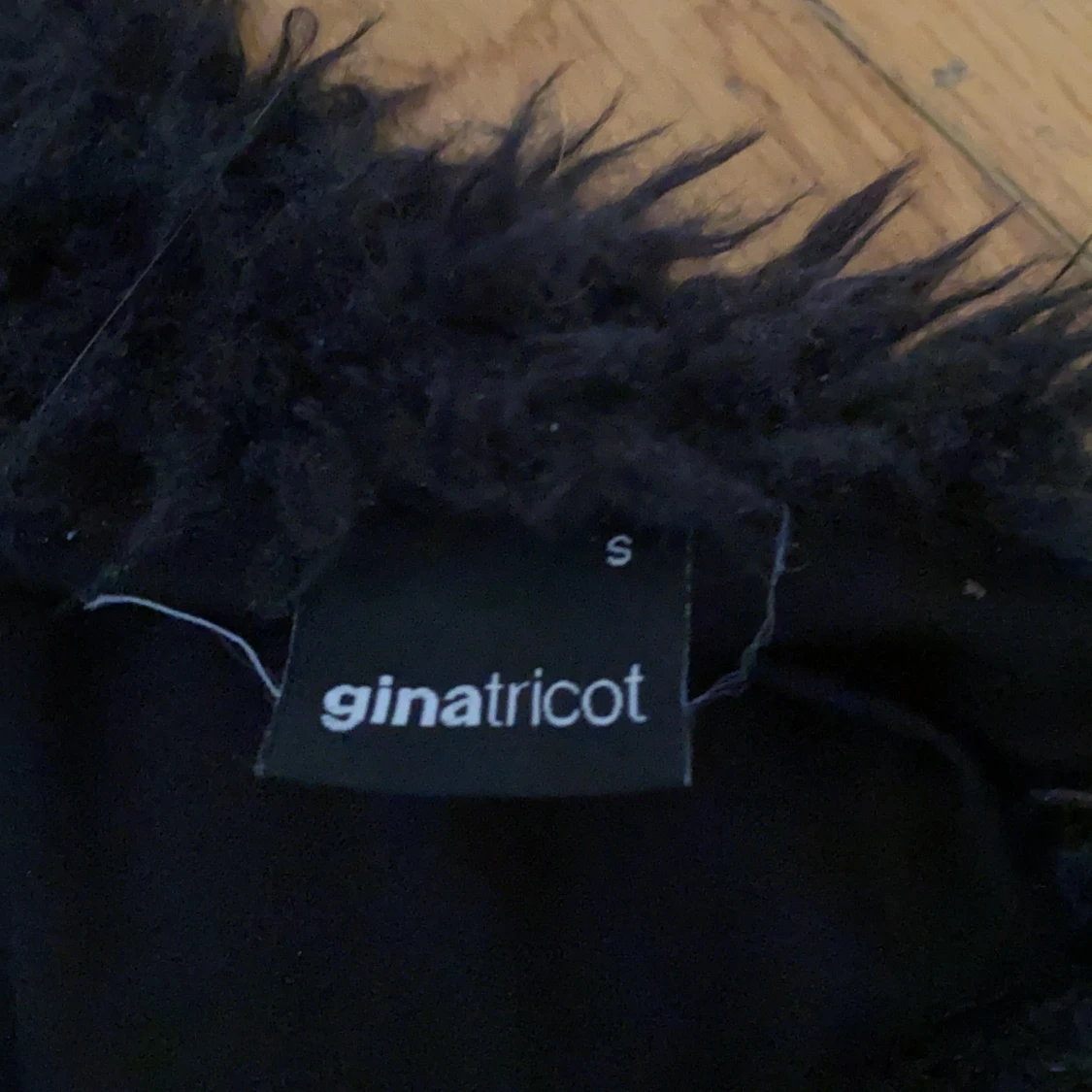 Fluffig svart jacka - 91