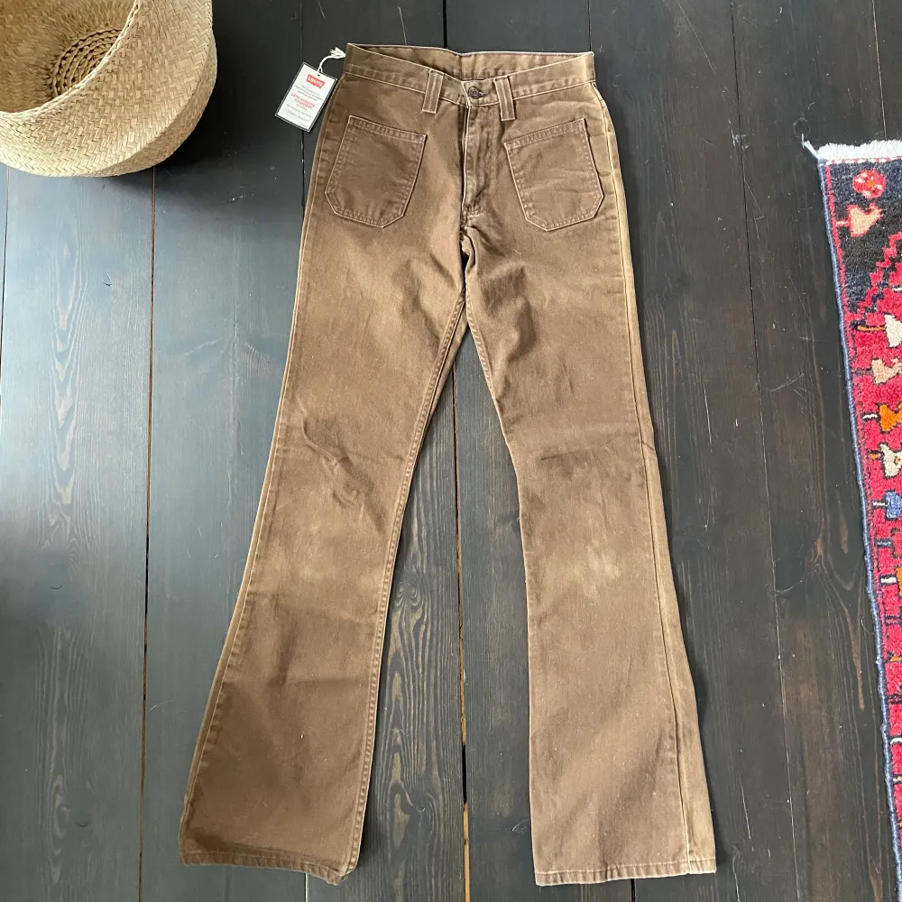 Unika bruna vintage jeans från Levi's i toppskick! Köpa här på Plick men var tyvärr försmå för mig (har vanligtvis 38 i byxor och är 176 cm lång), finns några få blekningar som kommit av ålder men det är inget jag har tänkt på💕 första bilden stämmer bäst överens med färgen💗 + 66 kr frakt tillkommer. Jeans & Byxor.