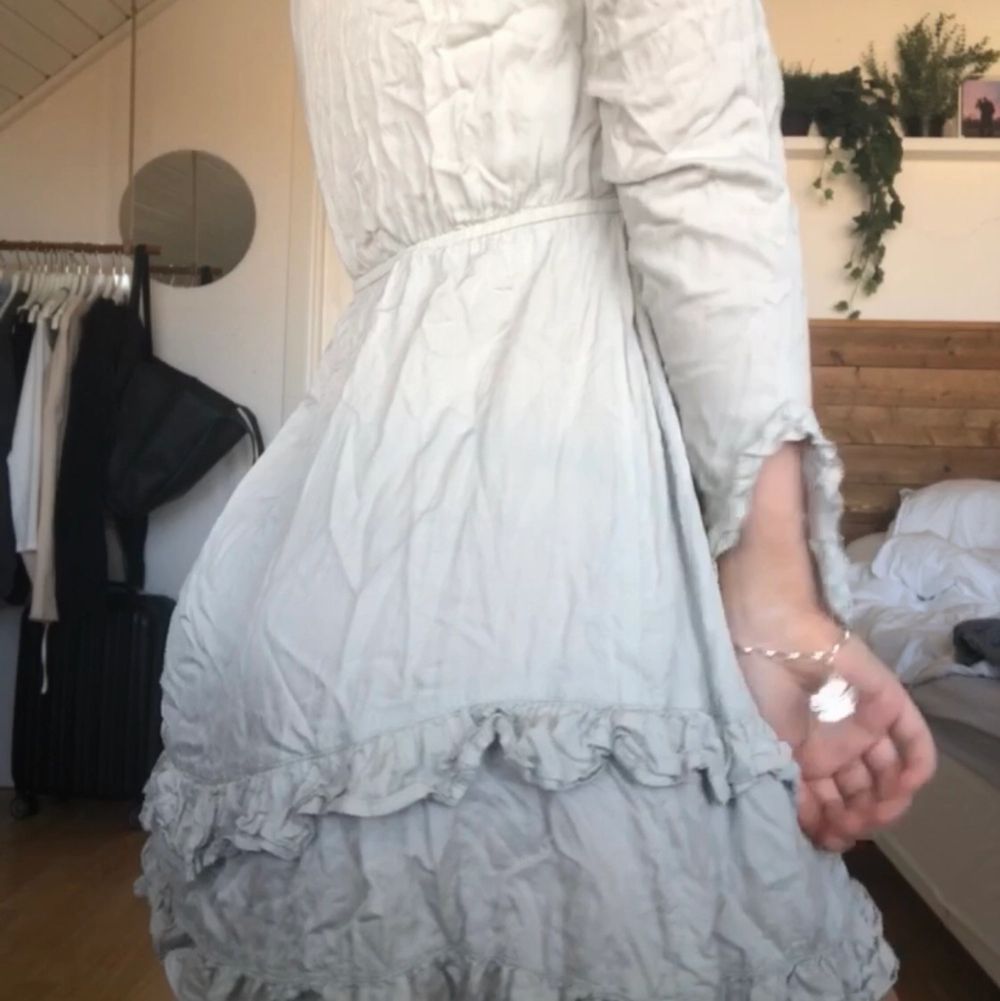 Superfin oanvänd klänning i ljusgrå/grön färg från Linn ahlborgs kollektion med NAKD. Den är i storlek 36 och är därför för liten för mig🥺 köparen står för frakt🥰. Klänningar.