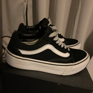 Vans old skool platform - Säljer nu mina Vans old skool platform. De är använt skick men väldigt fräscha och rena. 250kr eller bud☺️💕 stl 36,5 men passar 37-37,5 väldigt bra. Kan både mötas och frakta🤩