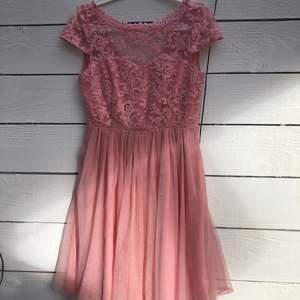 En rosa klänning som är i väldigt bra skick, använd endast två gånger och är i storlek 36