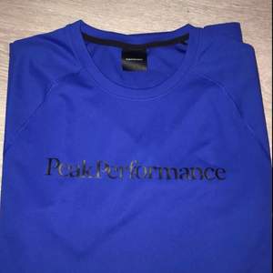 Helt ny Peak Performance T-shirt för kille i storlek L. Nypris 400kr, mitt pris 180+frakt
