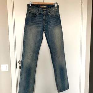 Säljer mina levi’s jeans i modellen 511 köpta second hand. Strl w30l34 men små i storleken. Jag har vanligtvis strl w28 i jeans och de är för små för mig.