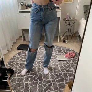 Raka jeans - Säljer ett par raka jeans med egen klippta hål ifrån ginatricot! Storleken är 32 men stämmer inte alls. Jag skulle säga att den passar en person som har 34/36! Jag är 170 och slutar precis vid hälen! Köparen står för frakten. 