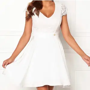 Nu själjer jag denna fina vita klänningen. Den har endast används 1 gång och är en väldigt skön och bekväm. Klänning som är helt perfekt för konfirmation eller studenten! Jag köpte den på bubble room för 599 kr men nu säljer jag den för endast 199kr💗💗