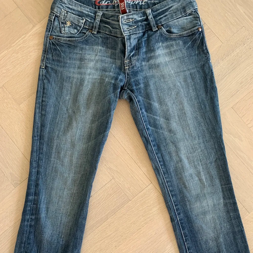 Säljer dessa lågmidjade jeans som är köpta här på plick. Jättefina men tyvärr för små för mig. Passar mig dock på längden, jag är 165. Midjan är ca 78cm. . Jeans & Byxor.